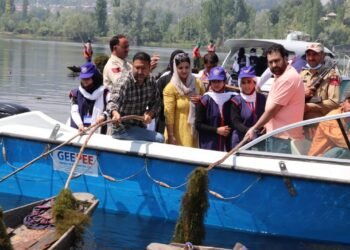 ATHWAAS: Registrar of Companies initiates cleanliness drive of Dal Lake on 10th day  SRINAGAR, APRIL 18: The cleanliness drive of Dal Lake continued on the 10th day today under the ATHWAAS initiative of the government.  Today, the drive was started by Hamid Bukhari, Registrar of Companies who started it by removing the weed from the lake. Officers from LCMA were also present in the said drive.  Hamid congratulated all the official/ officers from the lower staff to the top level when praising the cleaning of the lake. He said these drives are the need of the hour to keep our Dal healthy and clean.  About 30 girl students also took part in the drive and cleaned a patch of the Lake.