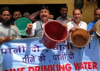 Dimple leads a protest against PHE, PDD department, against acute sacristy of drinking water supplied