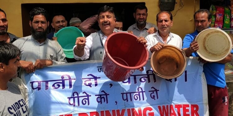Dimple leads a protest against PHE, PDD department, against acute sacristy of drinking water supplied