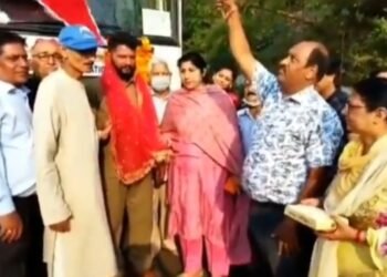 Deputy Mayor Adv. Purnima Sharma flags off bus service for Sukrala Mata temple.