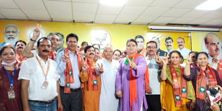 Prominent Kashmiri pandit activists and professionals join BJP