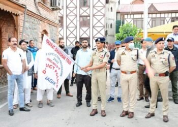 IGP Kashmir flags off a group of youth for Bharat Darshan Tour in Srinagar