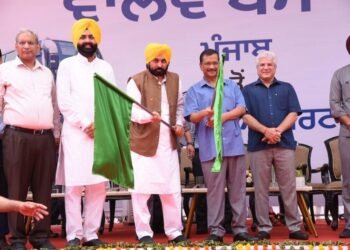 Mann & Kejriwal flag off bus service to Indira Gandhi International (IGI) airport