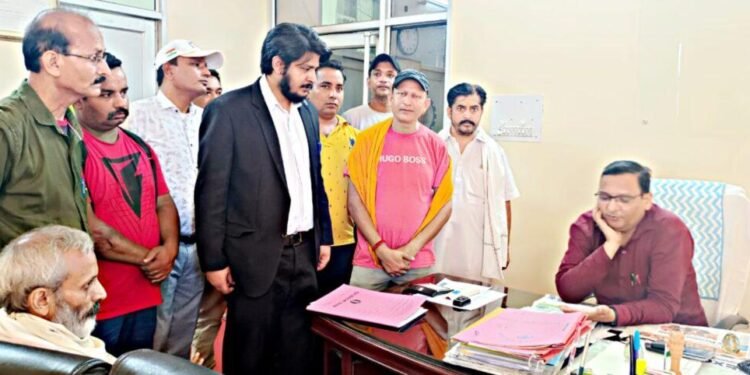 Nikhil Padha (Activist) met with PF Commissioner with Hundreds of Labourers, Representing their long due grievances