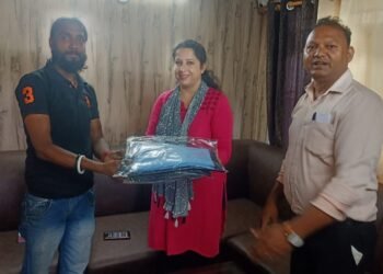 Corporator Ritu Choudhary  Distributes Uniforms amoung Sanitation Workers in Ward No 7,Jammu