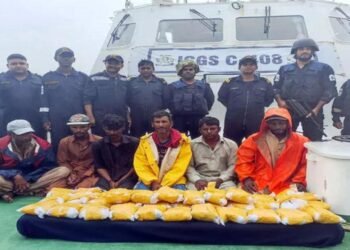 6 Pak nationals held with drugs worth Rs 200 cr off Gujarat coast
