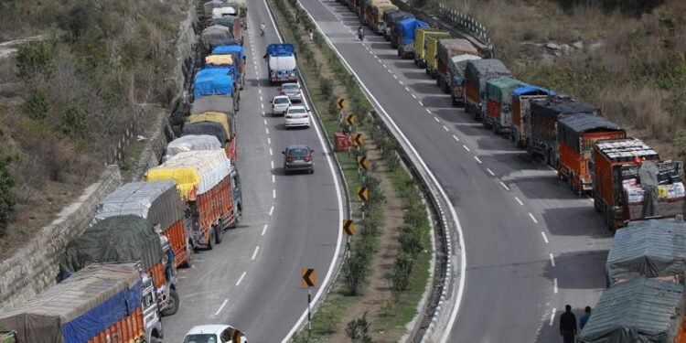 J&K Traffic Police disputes ‘misleading’ report over alleged halting of fruit trucks on highway