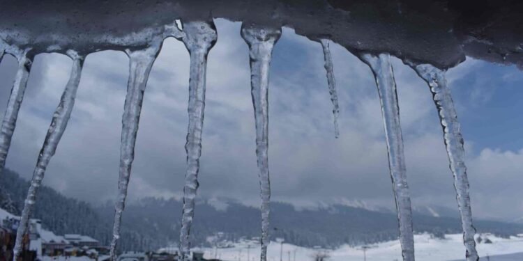Mercury Falls To Sub-Zero Level At Most Places In Kashmir: MeT