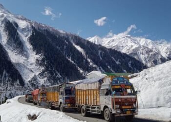 Traffic restored on Srinagar-Leh highway, Mughal road