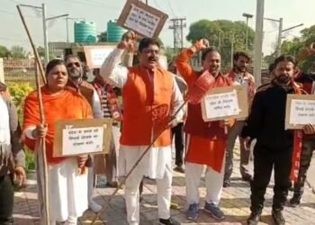 Shiv Sena took out the garbage and protest over deplorable condition of Ranbir Canal 