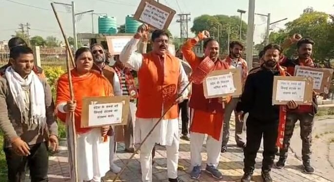 Shiv Sena took out the garbage and protest over deplorable condition of Ranbir Canal 