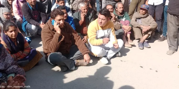 Aijaz Ahmed Khan leads protest against PMGSY Dept in Ramban