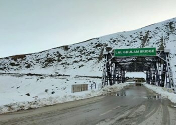Mughal road shut after snowfall