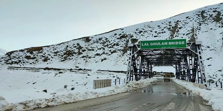Mughal road shut after snowfall