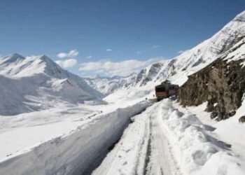 Mughal Road shuts for vehicular traffic amid snowfall