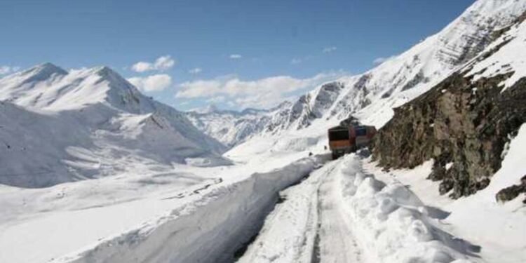 Mughal Road shuts for vehicular traffic amid snowfall