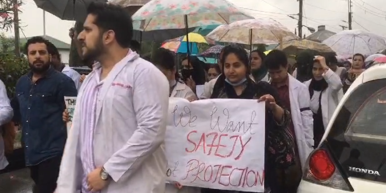 GMC Srinagar doctors, medical students protest against brutal rape, murder of Kolkata doctor