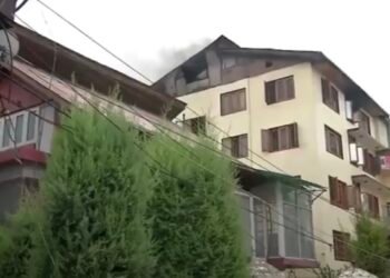 Fire breaks out in hotel Akbar in Srinagar, fire tenders on job