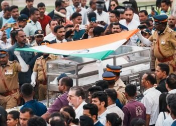 last rites of Ratan Tata performed with full state honors at Worli crematorium in Mumbai