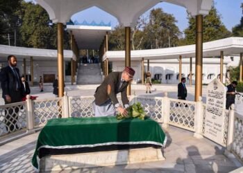 Omar Abdullah Seeks Blessings at Hazratbal Shrine Ahead of J&K CM Swearing-In!