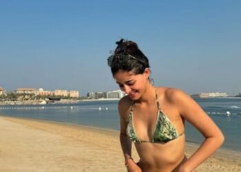 Ananya Panday basks in the beach sun; mother Bhavana reacts