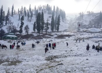 Upper parts of Kashmir see light snowfall