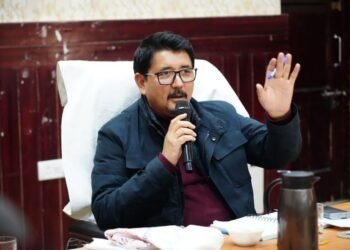 Leh Hill council chairman interacts with members of Bar Association