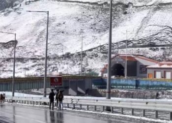 Kashmir’s Higher Reaches Dusted with Snow: A Winter Wonderland