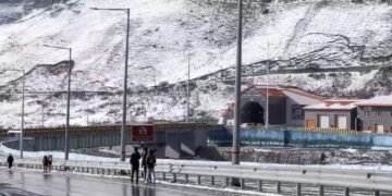 Kashmir’s Higher Reaches Dusted with Snow: A Winter Wonderland