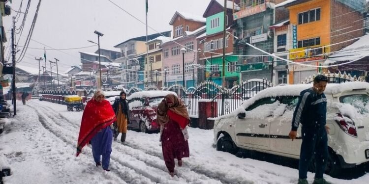 Stranded tourists find shelter in mosque amid heavy snowfall in Kashmir