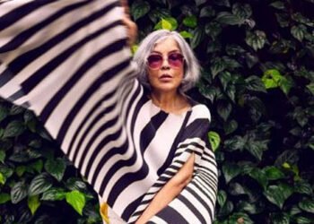 Zeenat Aman remembers quantity of paan that Big B consumed for ‘Khaike Paan Banaras Wala’