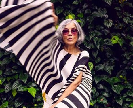 Zeenat Aman remembers quantity of paan that Big B consumed for ‘Khaike Paan Banaras Wala’