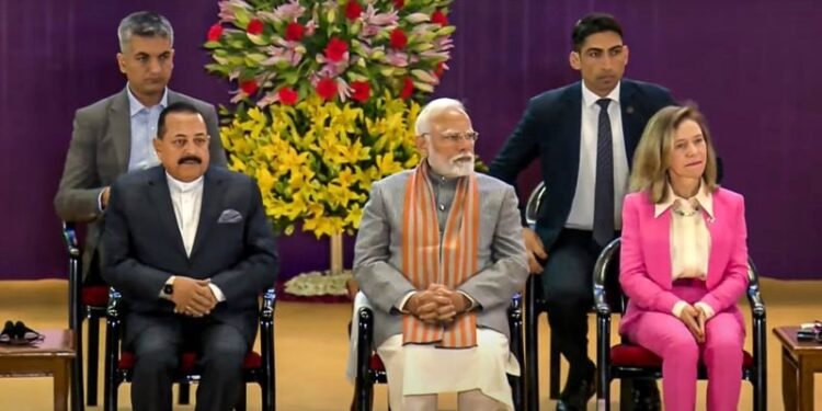 Need to develop earthquake warning systems: PM Modi