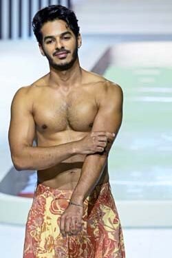 Ishaan Khatter flaunts his chiselled abs on the fourth day of Lakme Fashion Week
