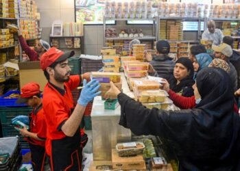 Traders in Kashmir witness lacklusture sales ahead of Eid