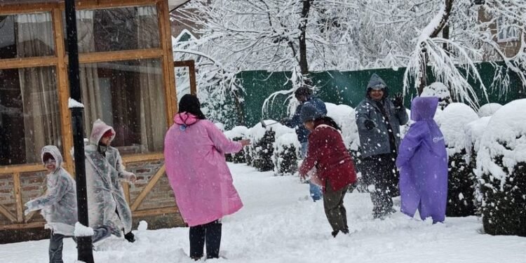 Kashmir valley receives fresh snow