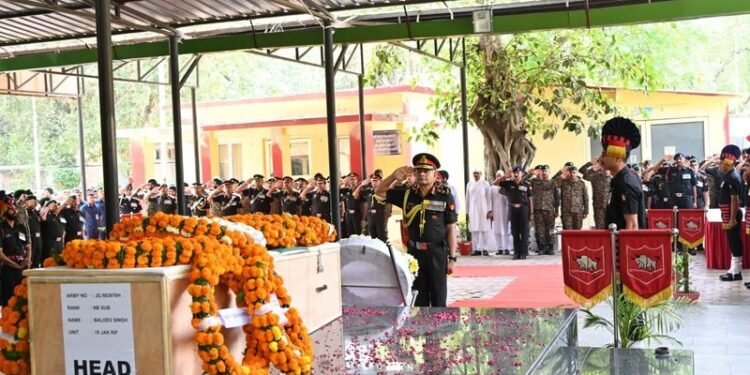 Naib Subedar posted at Siachen dies, Army chief Gen Dwivedi pays homage