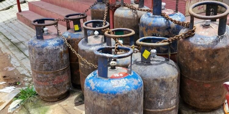 Commercial LPG cylinders’ price slashed by Rs 41, domestic rates unchanged