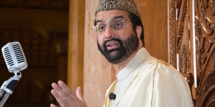 Mirwaiz urges people to ensure safety of Kashmiris living across country