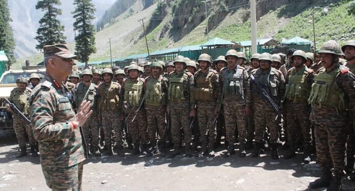 “Chinar Corps Commander Reviews Valley Security Ahead of Amarnath Yatra”