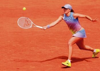 Swiatek digs herself out of deep hole