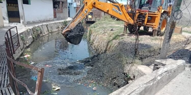 Jammu MC initiates desilting of nullahs ahead of rains