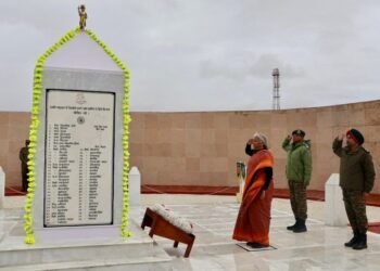 Sitharaman pays tribute at Rezang La War Memorial