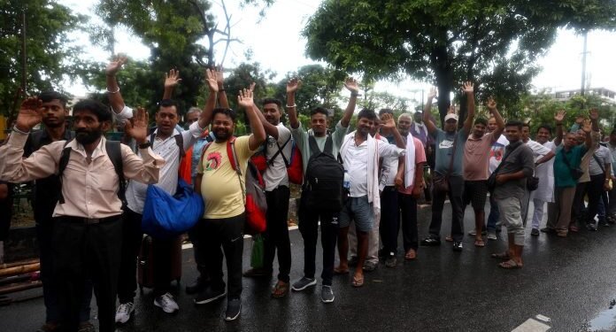 Pilgrims Throng Jammu for On-the-Spot Amarnath Yatra Registration