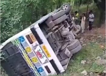 10 Students Injured as School Bus Overturns in Baramulla