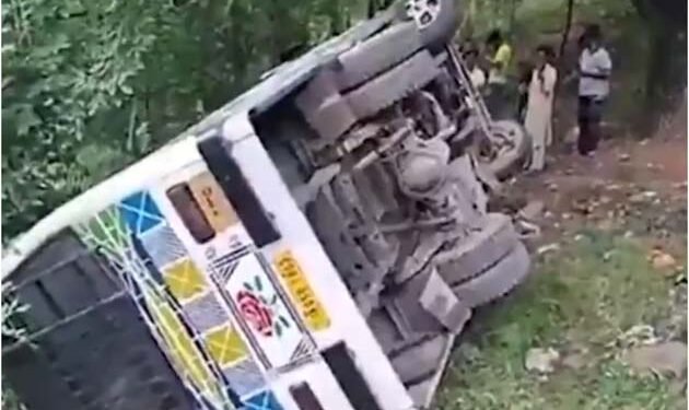 10 Students Injured as School Bus Overturns in Baramulla
