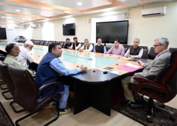 CM Omar Abdullah Cracks Down on Misbranding of Machine-Made Carpets as Kashmiri Handicrafts