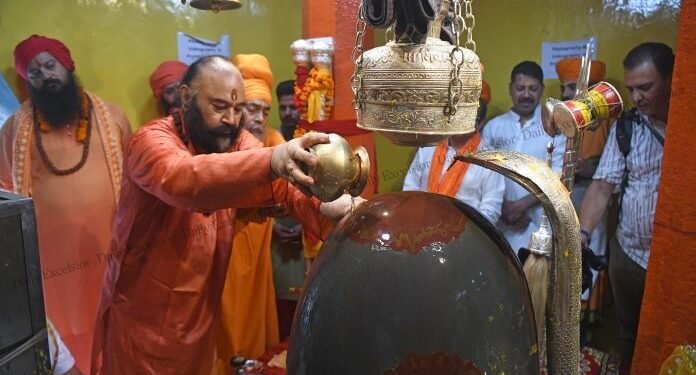 Lord Shiva’s Holy Mace Taken to Shankaracharya Temple as Part of Amarnath Yatra Traditions