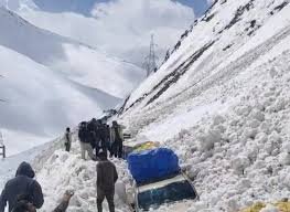 ❄️ Tragedy at Zojila: 7 Killed, 5 Injured After Avalanche Hits Vehicle; Rescue Ops Underway