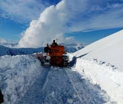 Bandipora–Gurez Road Closed After Fresh Snowfall at Razdan Top